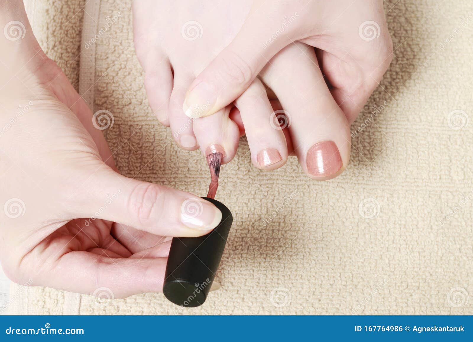 Mulher Pintando As Unhas Dos Dedos Foto de Stock - Imagem de fêmea, beleza:  167764986