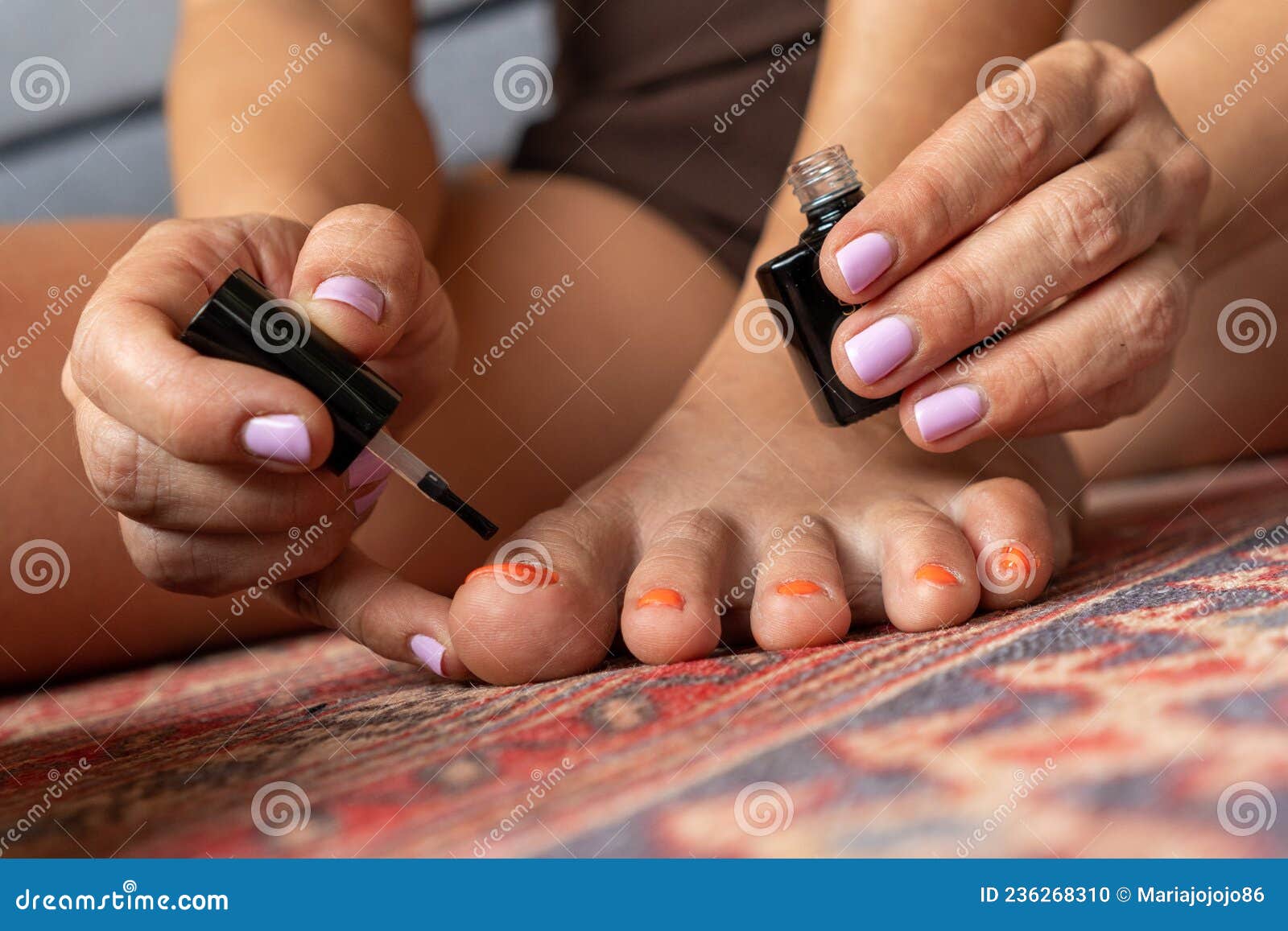 Mulher Pintando Suas Unhas Com Esmalte Laranja Foto de Stock - Imagem de  mulher, caseira: 236268310