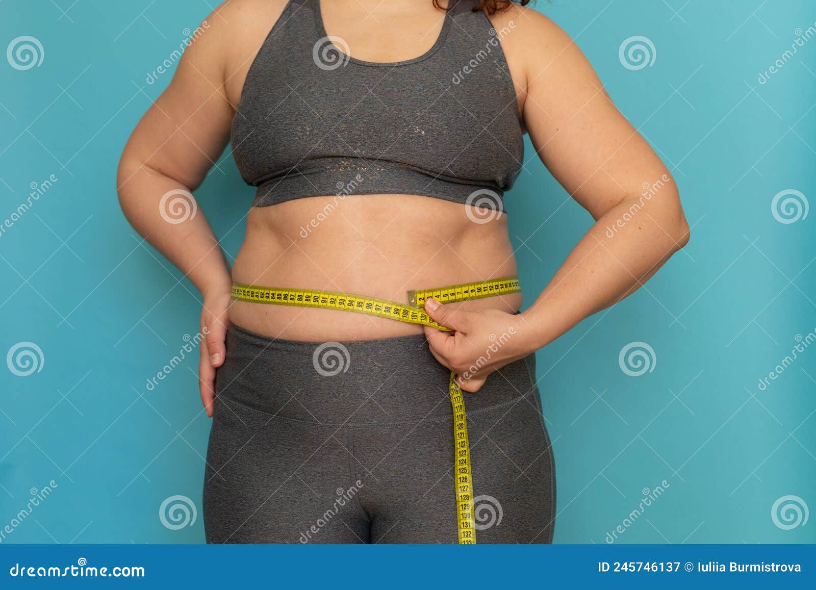 Mulher Plussize Não Reconhecível Em Soutien Cinza E Leggings Esportivos  Mostrando Cintura Desnuda Em Excesso Com Fita Adesiva. Imagem de Stock -  Imagem de barriga, caucasiano: 245746137