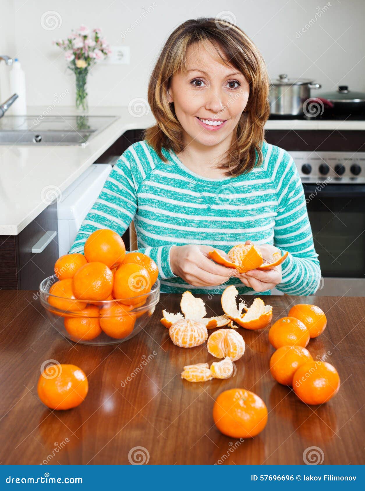 Mulher que come tangerinas foto de stock. Imagem de retrato 57696696