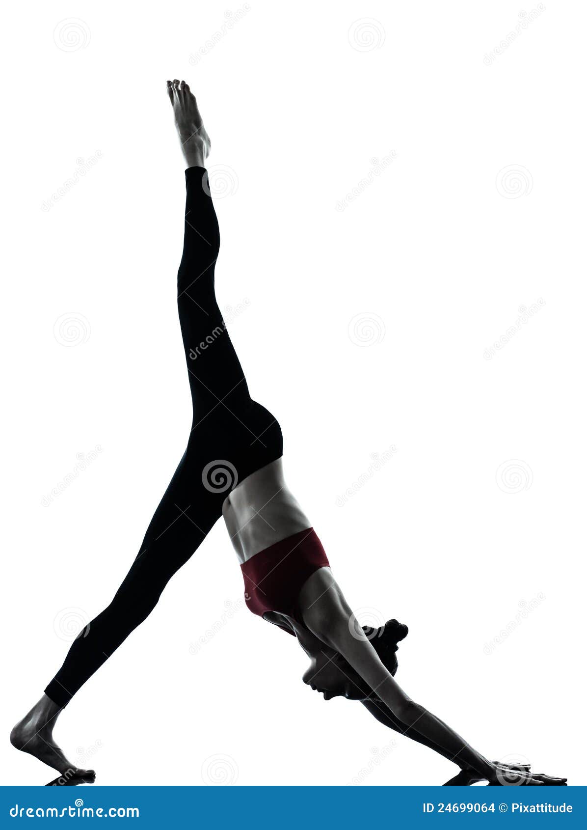 Mulher que exercita a ioga Adho Mukha Svanasana. Uma mulher caucasiano que exercita a ioga Adho Mukha Svanasana no estúdio da silhueta isolado no fundo branco