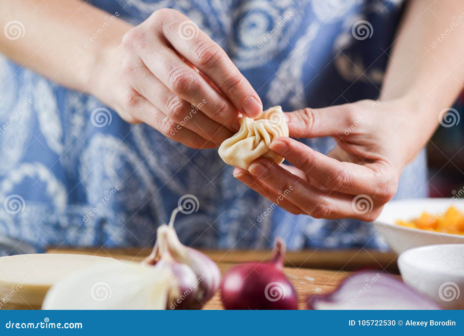 Mulher que faz momos nepaleses tradicionais das bolinhas de massa. Mulher que faz o close up nepalês tradicional dos momos das bolinhas de massa