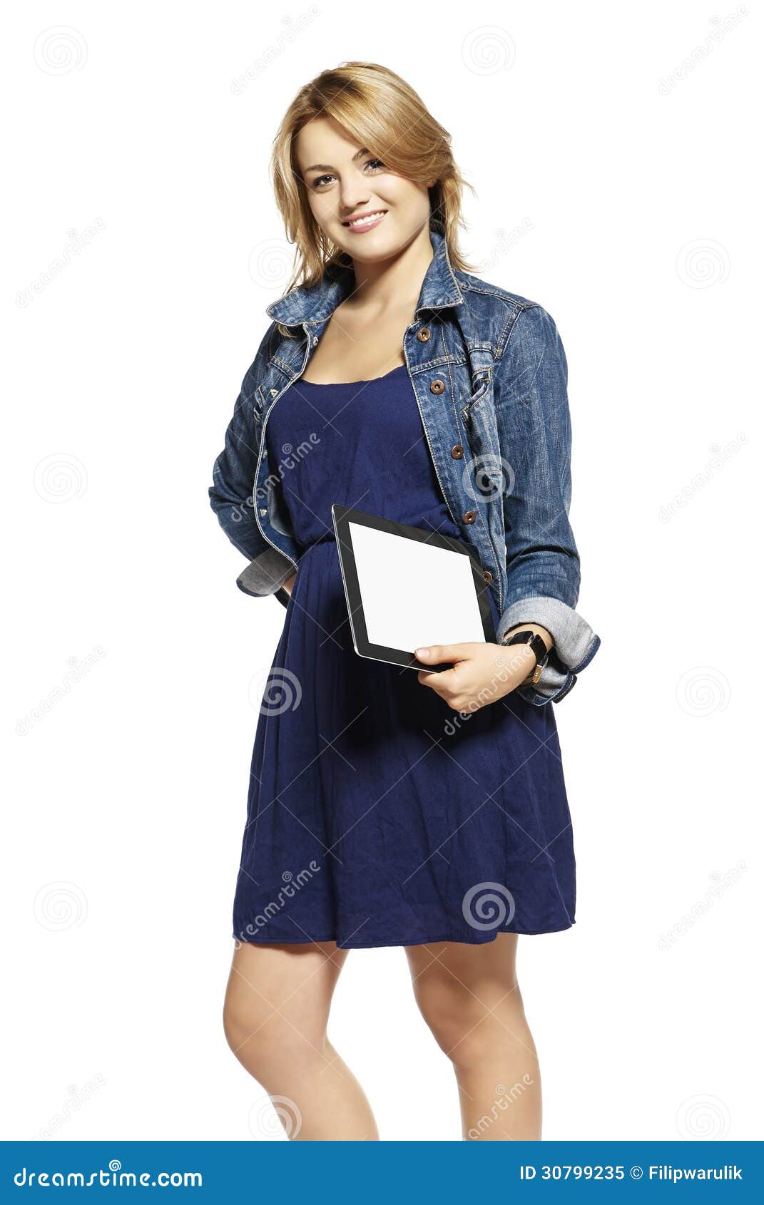 Retrato da jovem mulher que guardara a tabuleta do touchpad