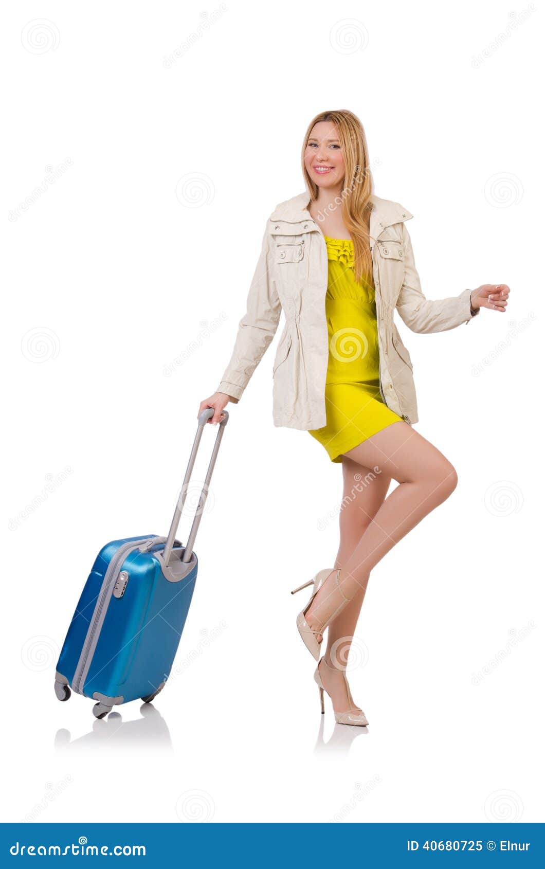 Mulher que prepara-se para férias com a mala de viagem no branco