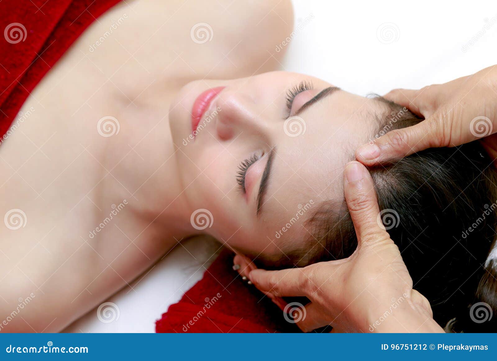 Mulher que relaxa no tratamento da beleza, massagem facial. Mulher bonita que relaxa no tratamento da beleza, conceito facial da beleza dos termas da massagem