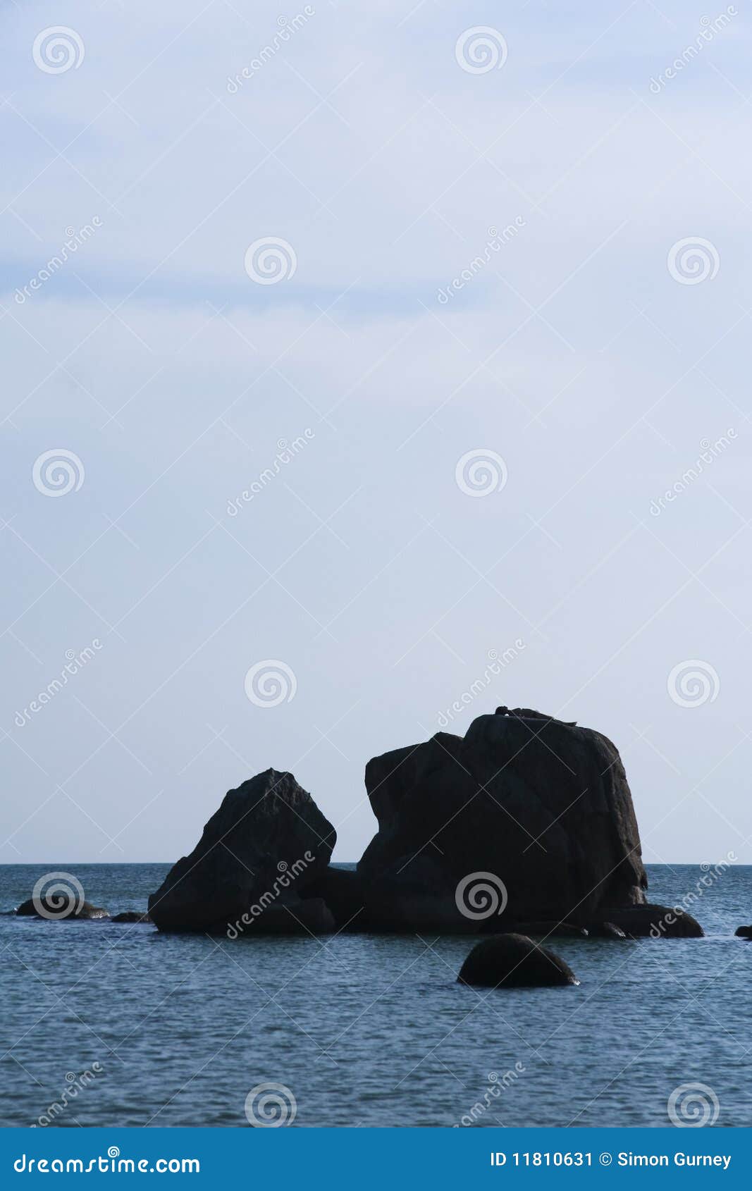 Mulher que sunbathing na rocha. Turista da mulher nova que sunbathing na formação de rocha no mar, praia do lamai, samui do koh, Tailândia