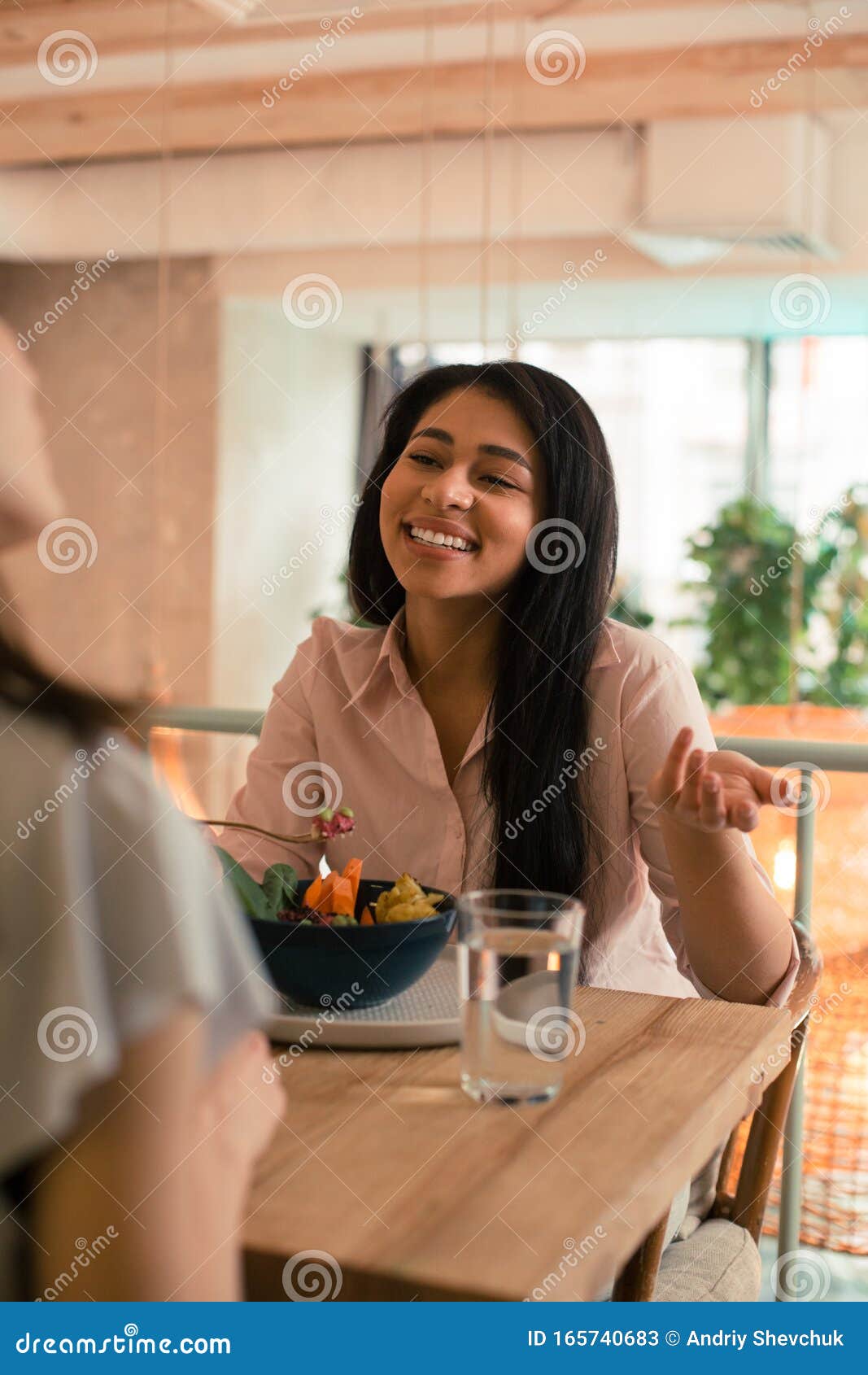 Mulher Relaxada Comendo E Tendo Uma Reunião Com Sua Amiga Imagem de Stock -  Imagem de jantar, contente: 165740683