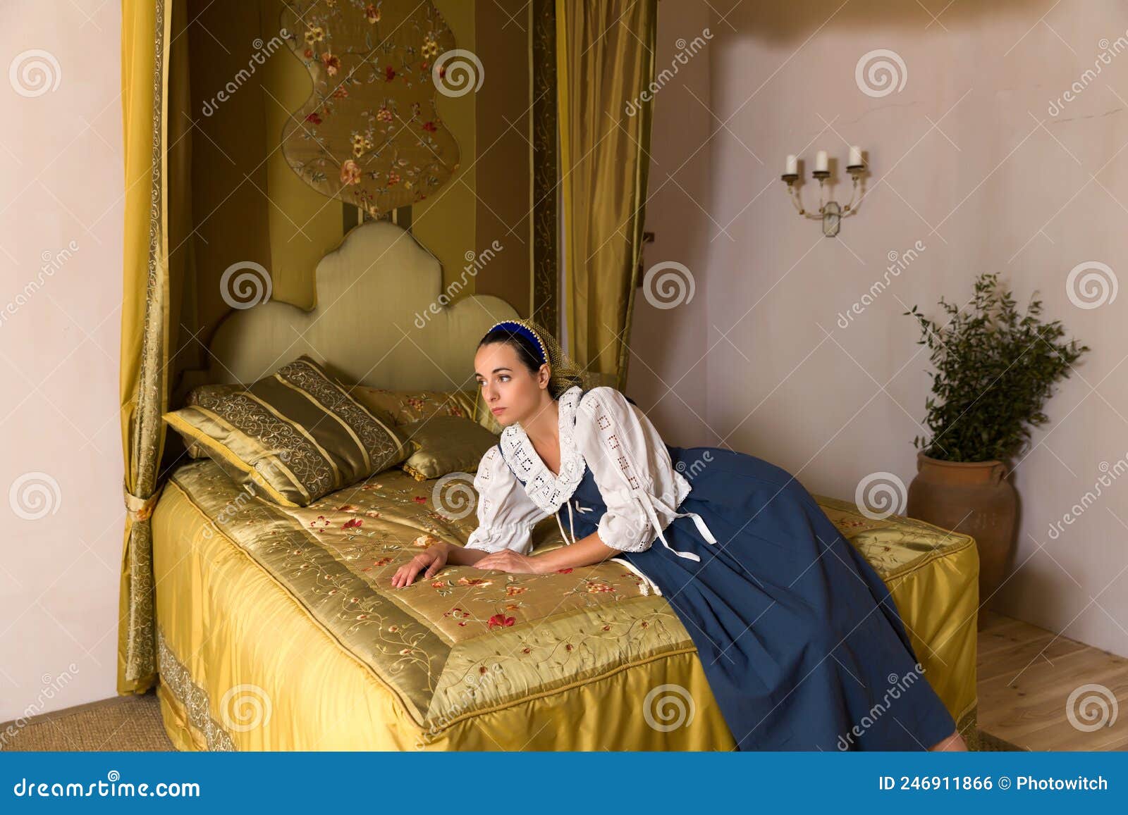 Mulher Renascentista Deitada Na Antiga Cama De Copia Foto de Stock - Imagem  de velho, multa: 246911866
