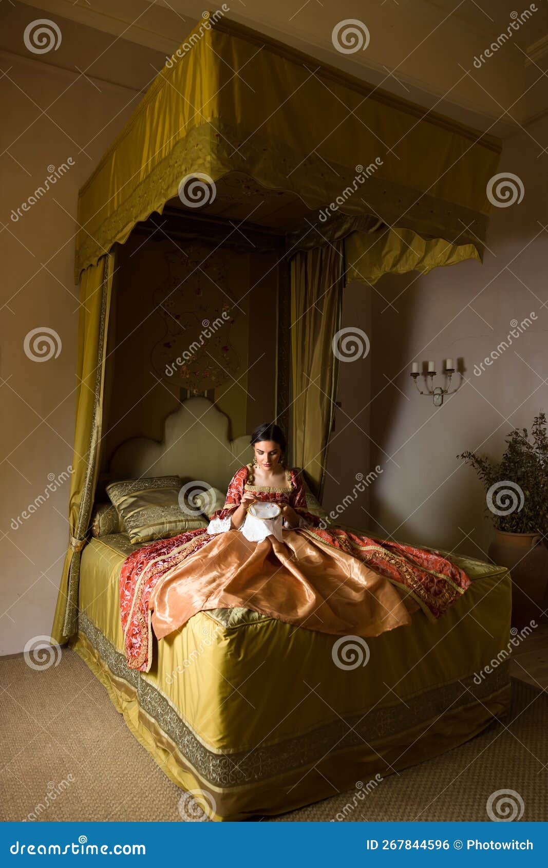 Mulher Renascentista Deitada Na Antiga Cama De Copia Foto de Stock - Imagem  de velho, multa: 246911866