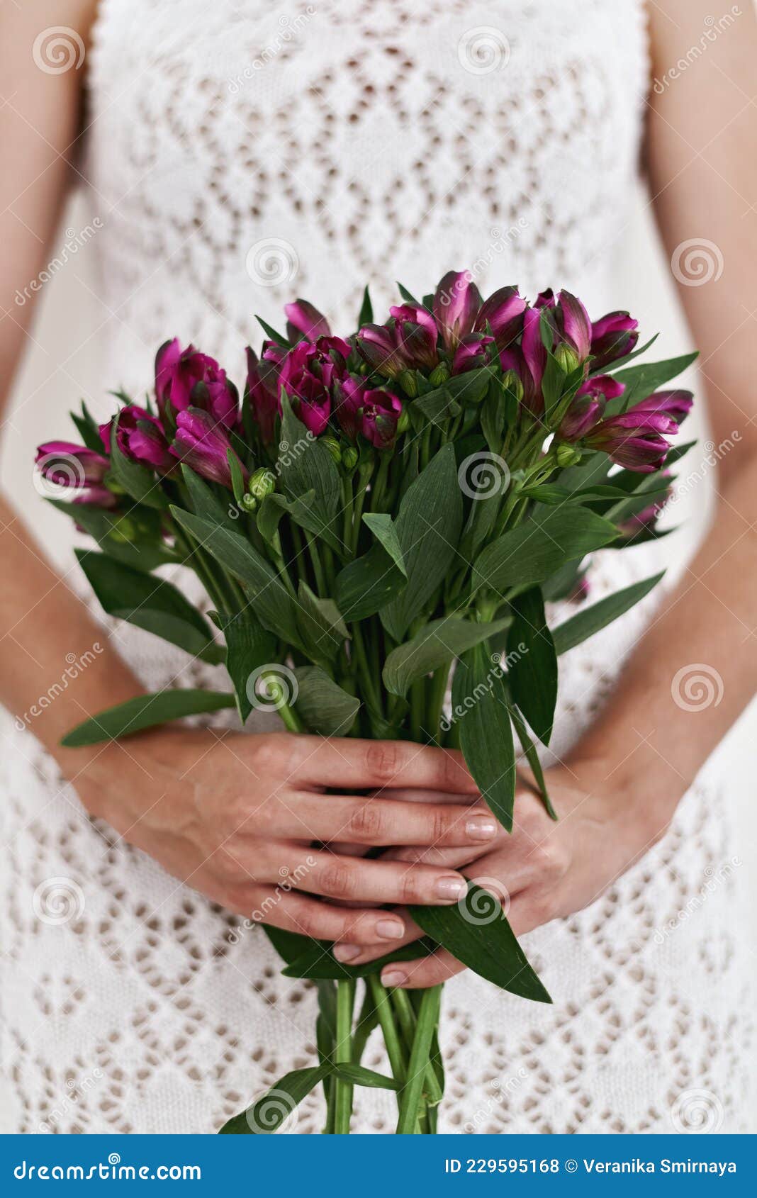 Mulher Segurando Flores Alstroemeria Bouquet Foto de Stock - Imagem de  branco, casamento: 229595168