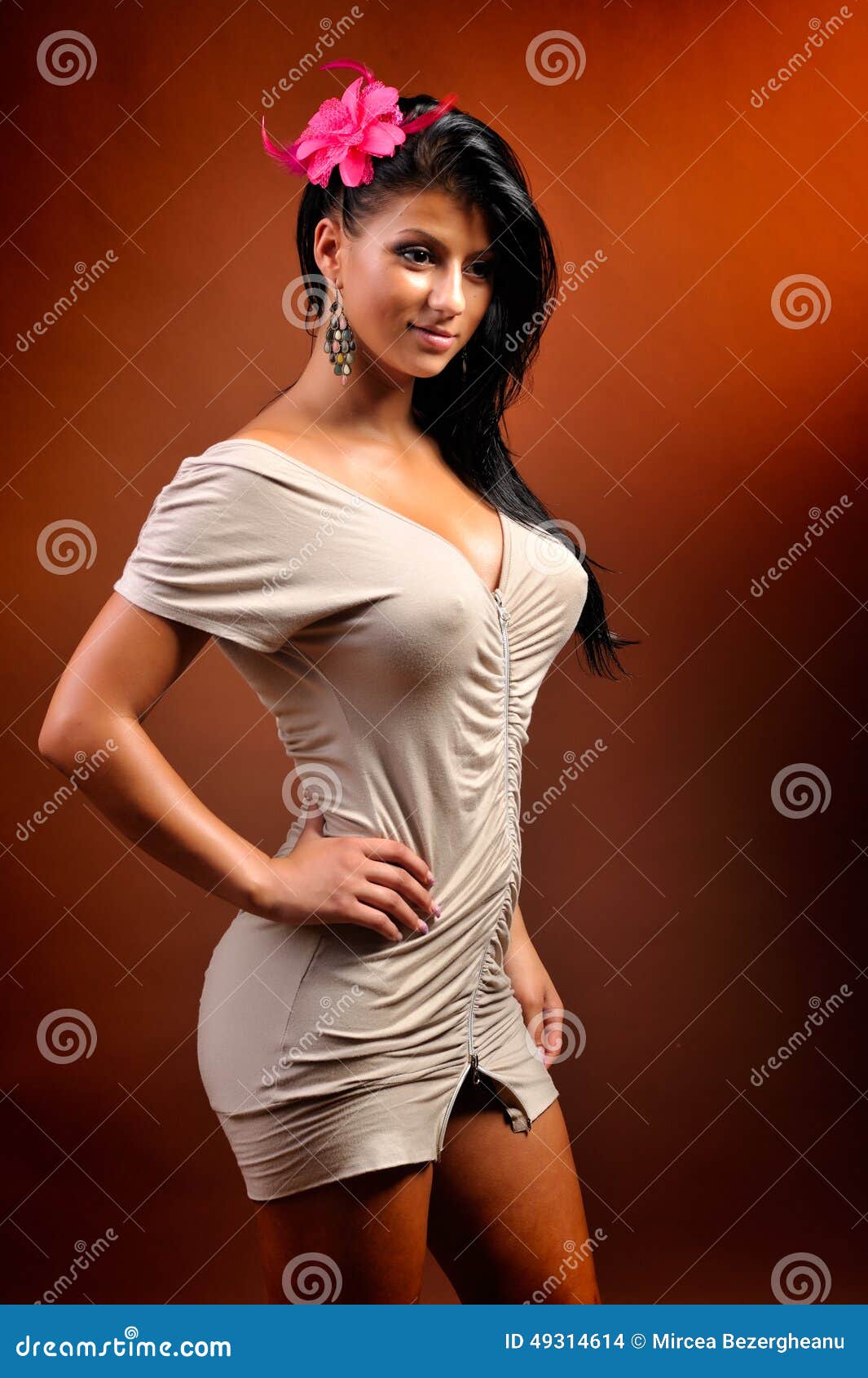 mulheres com vestidos curtos