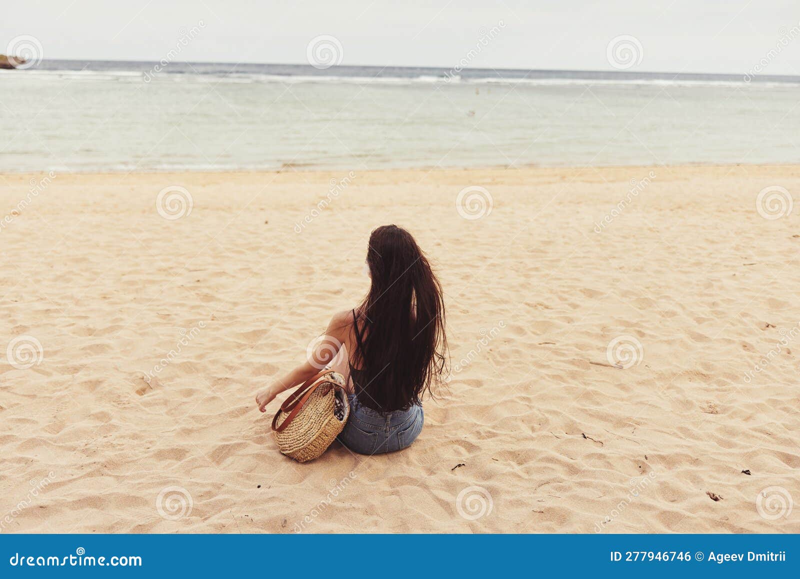 Fundo Triste Mulher Sênior Paisagem Urbana Luz Do Sol Cansado Foto