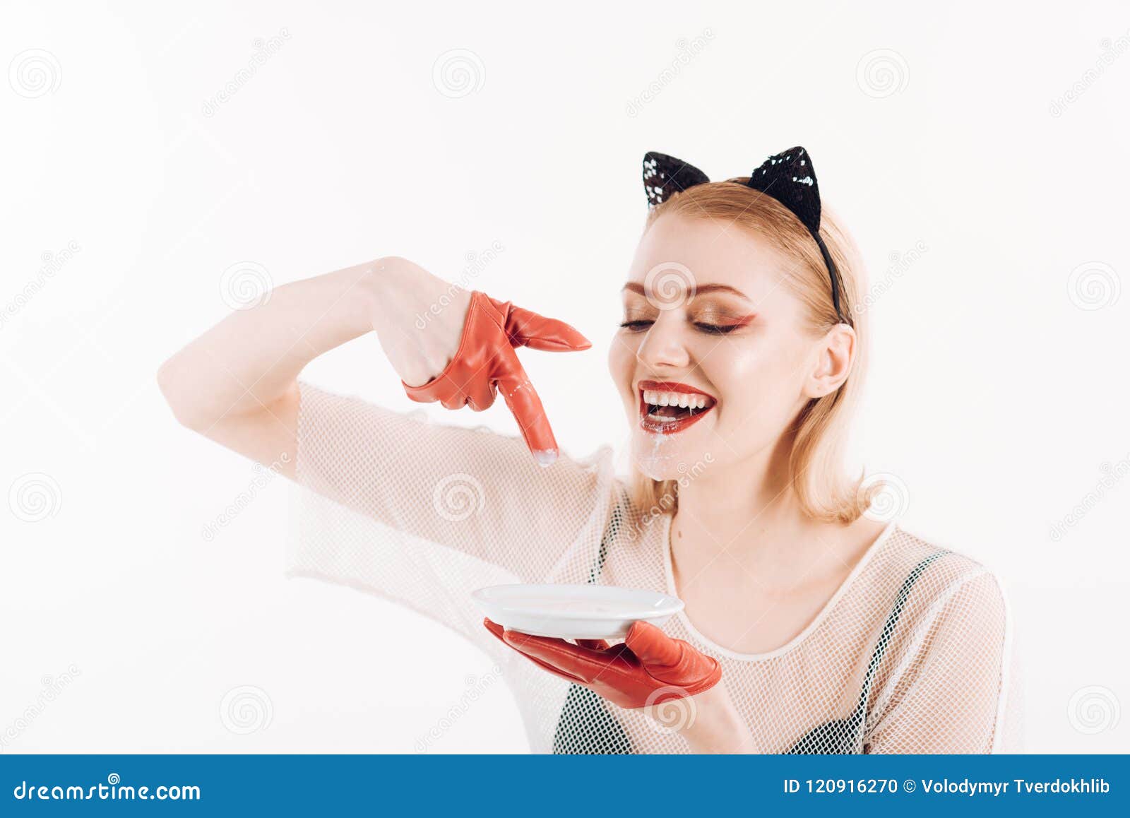 Mulher bonita em uma camisa com maquiagem segurando um bolo de morango,  conceito pin up