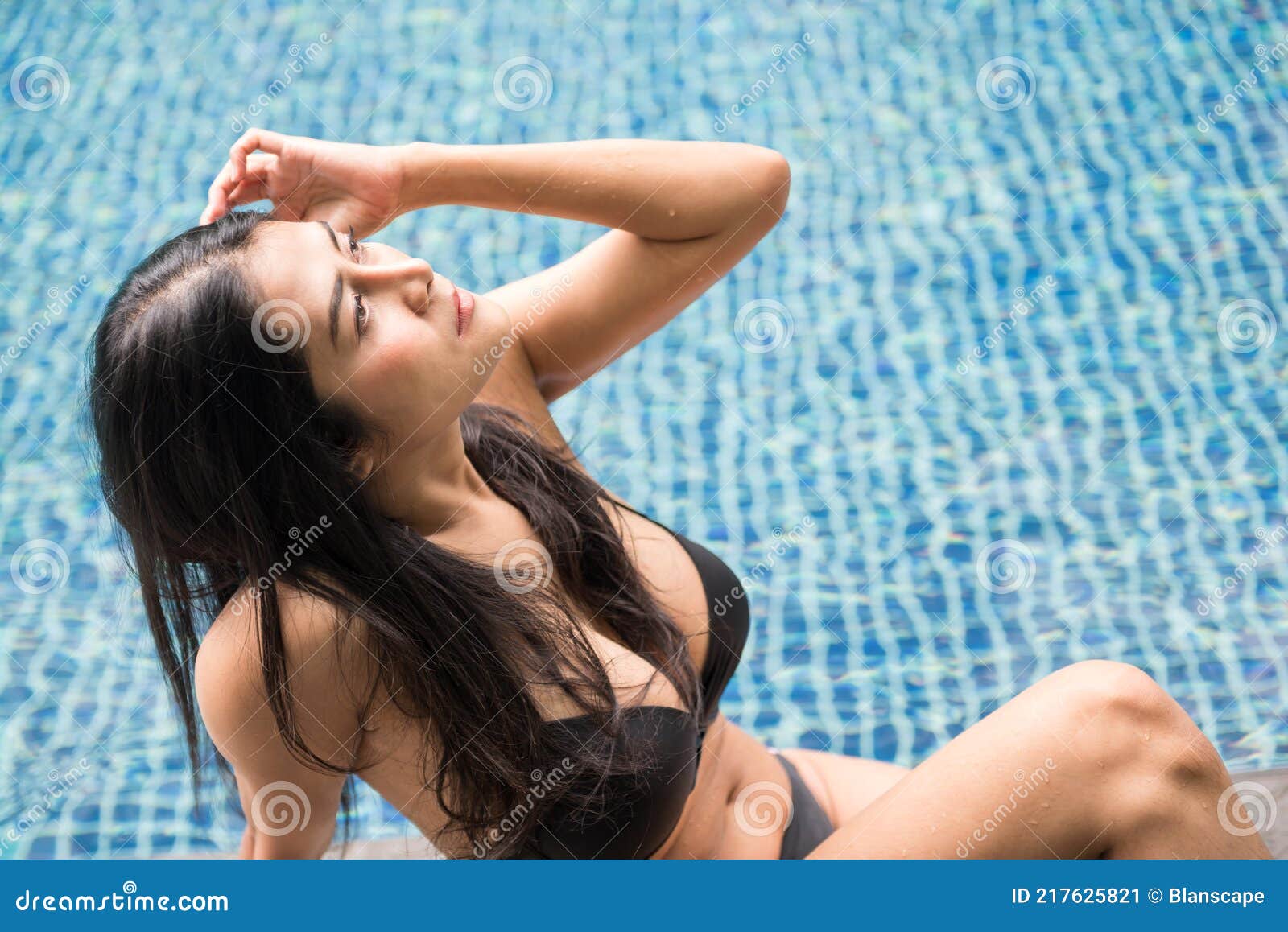 Mulher Sexy Fica Bronzeada Ao Tomar Sol Na Piscina No Verão Imagem de Stock  foto imagem