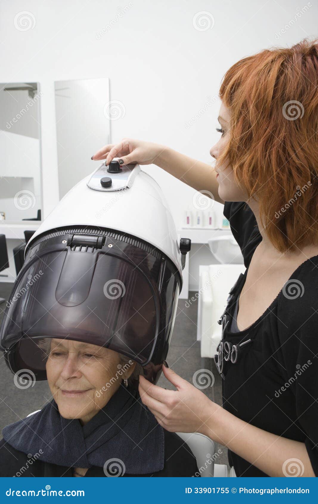Mulher Superior Sob O Secador De Cabelo Encapuçado No Salão De Beleza  Imagem de Stock - Imagem de sorrir, seletor: 33901755