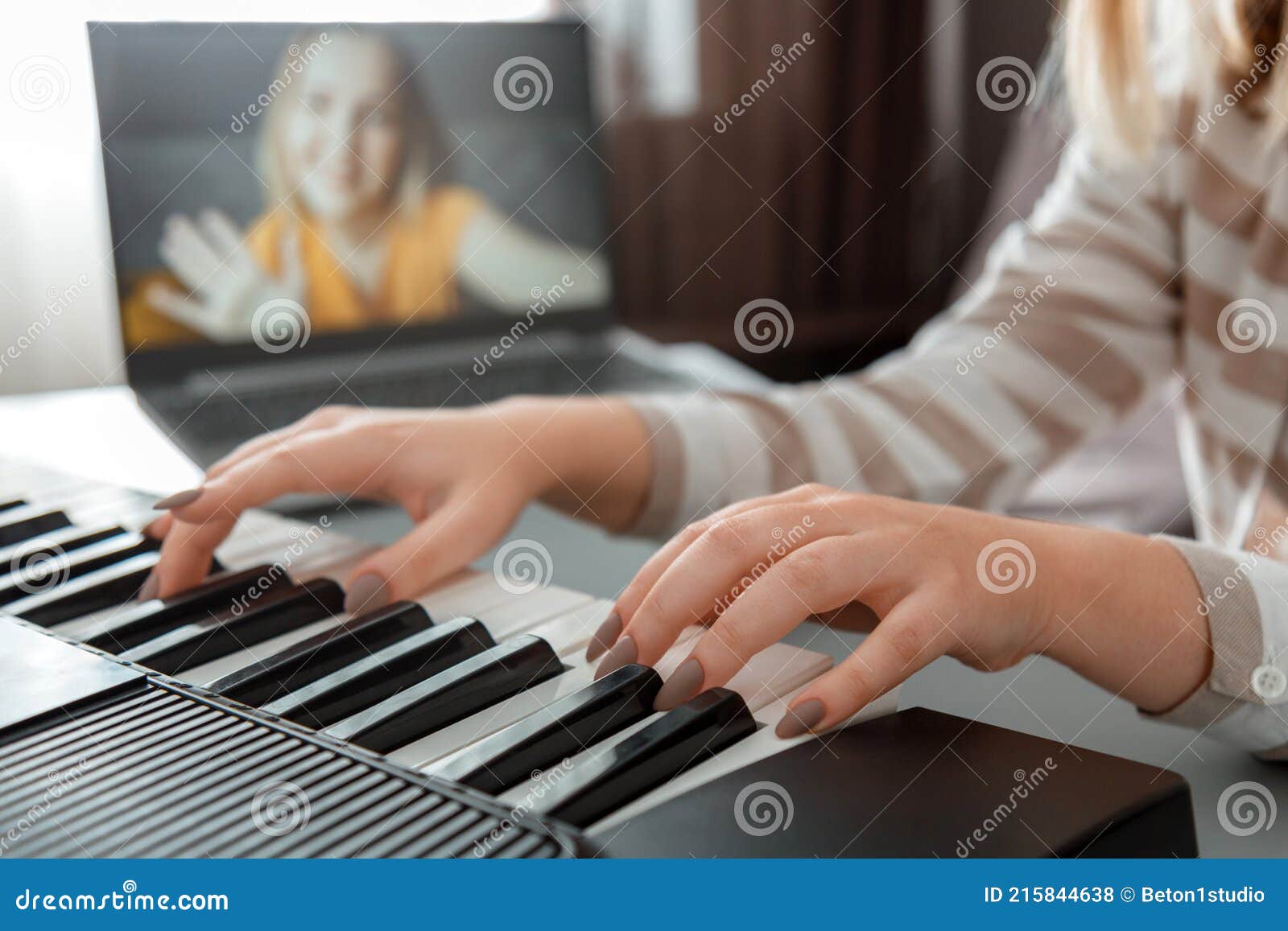 Menina aprende a tocar piano com música online para ensino à