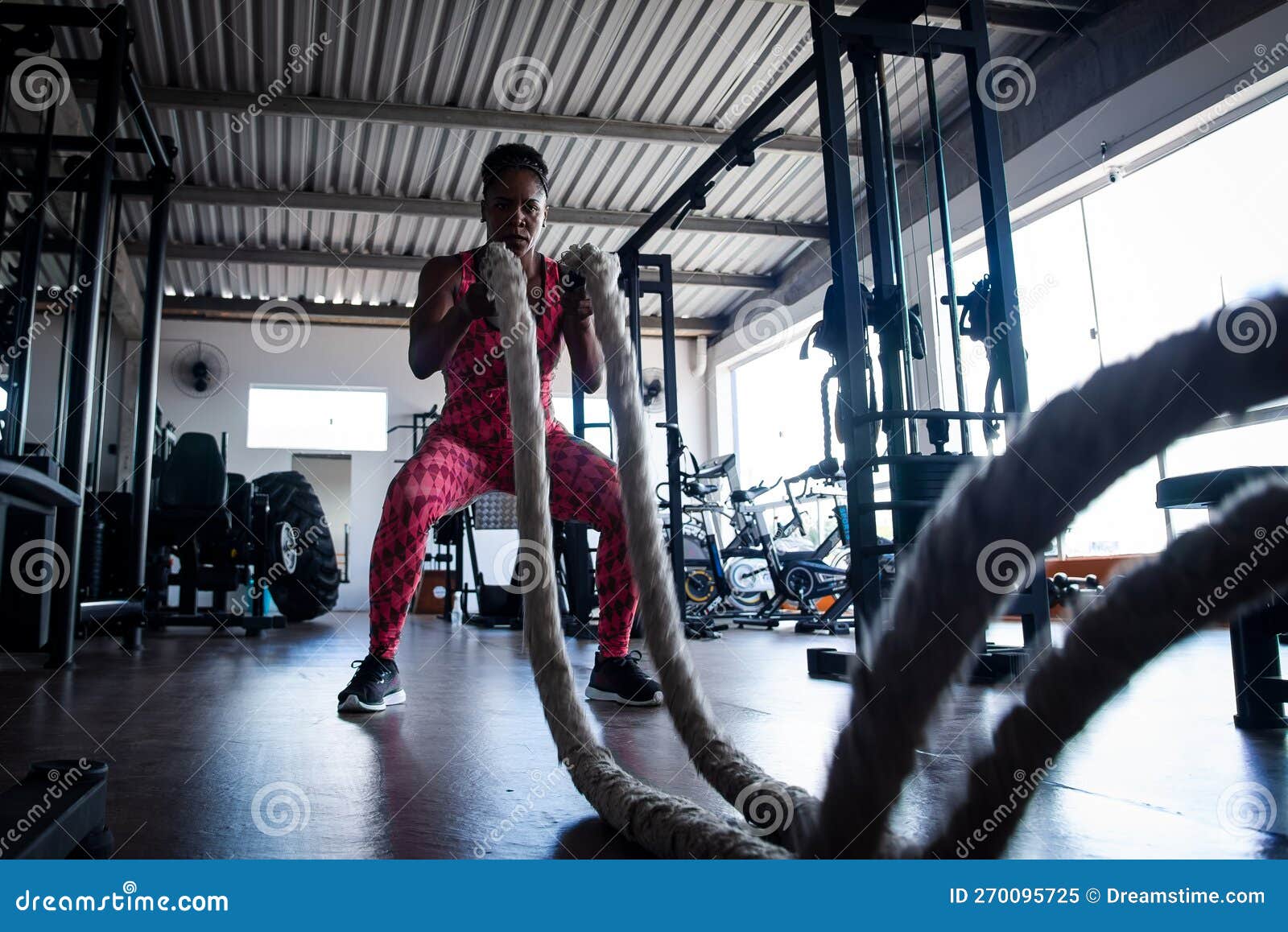 Mulher Treinando Com Corda Naval Imagem de Stock - Imagem de ajuste,  truques: 270095725