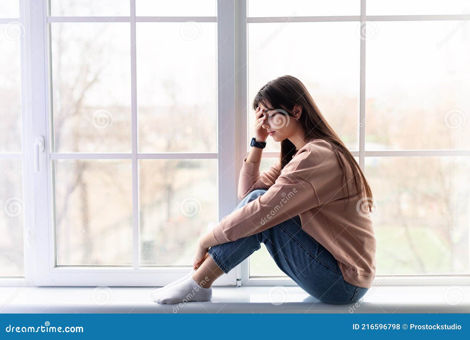 Mulher triste perto da janela menina abandonada e depressão gerada