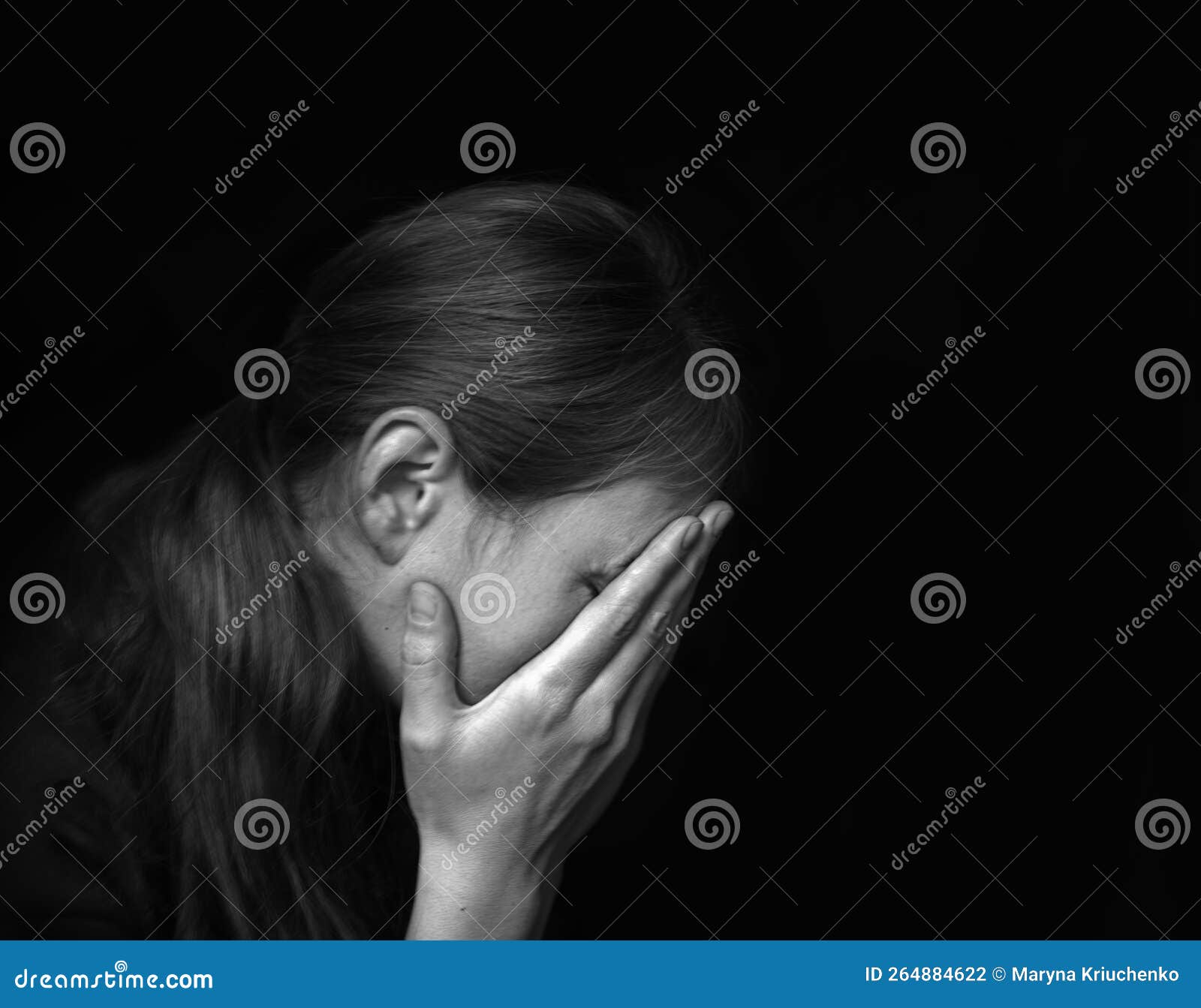 Triste Mulher Sentada Em Um Fundo Negro Foto de Stock - Imagem de