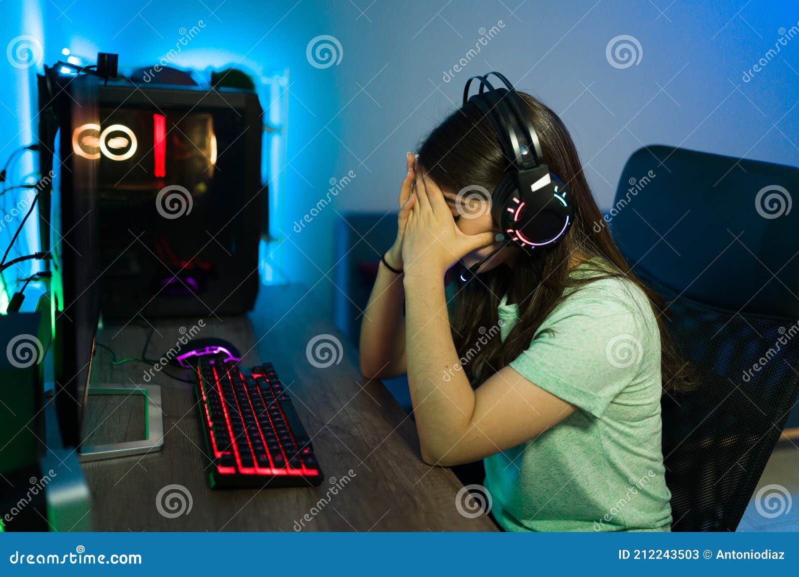 Garota Triste Porque Ela Perdeu Enquanto Jogava Jogos Online No Computador  Imagem de Stock - Imagem de passatempo, controlador: 164745187