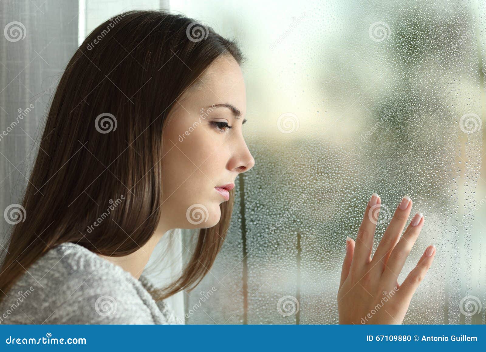 Fotografia De Uma Mulher Triste Chorando Pela Janela Foto de Stock - Imagem  de palha, emocional: 197592972