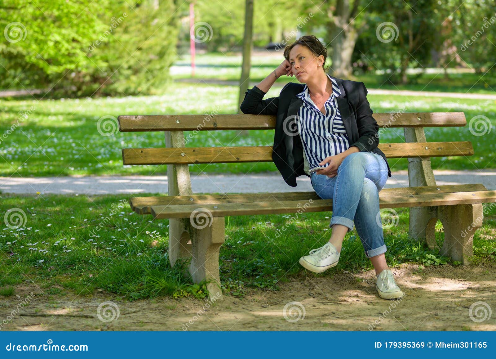 Foto de Triste Mulher Sentada Sozinha e mais fotos de stock de