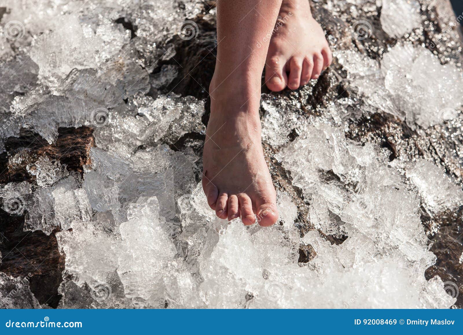 A Mulher Vai Com Os Pés Descalços No Gelo Imagem de Stock Imagem de