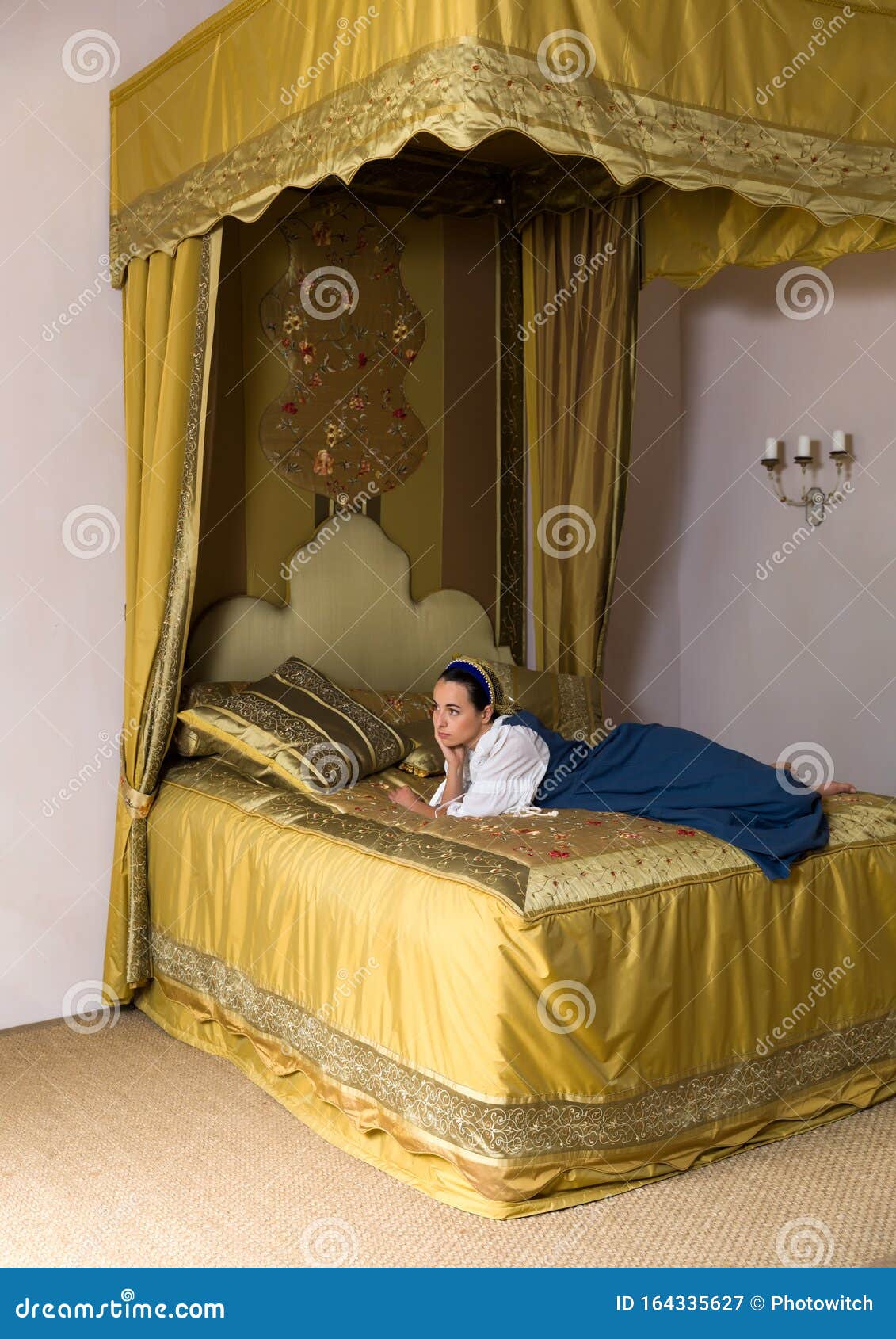 Mulher Vermeer Deitada Na Cama Antiga Da Copa Imagem de Stock - Imagem de  vestido, roupa: 164335627