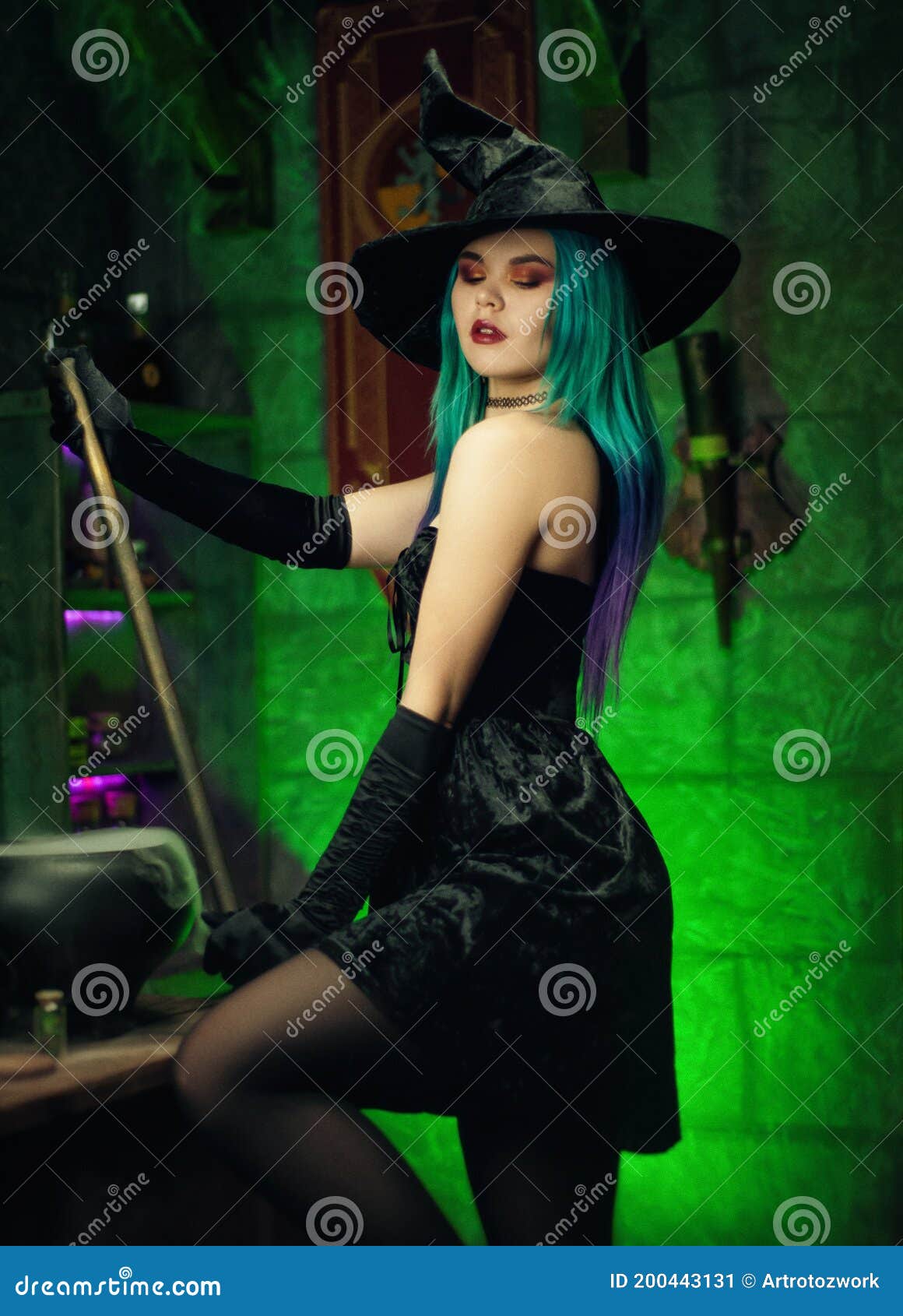 Mulheres De Chapéu No Quarto Da Bruxa No Halloween Imagem de Stock