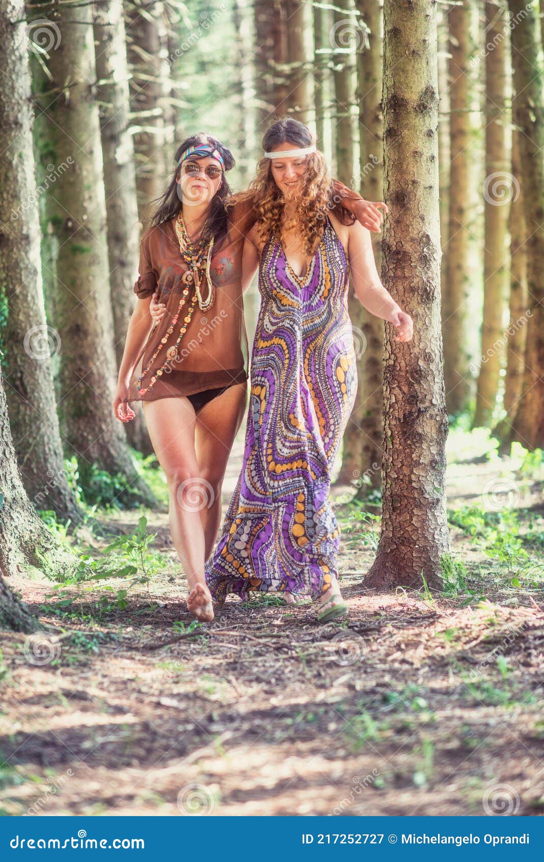 Mulheres Do Estilo Hippie Caminham Abraçadas Na Floresta Imagem de