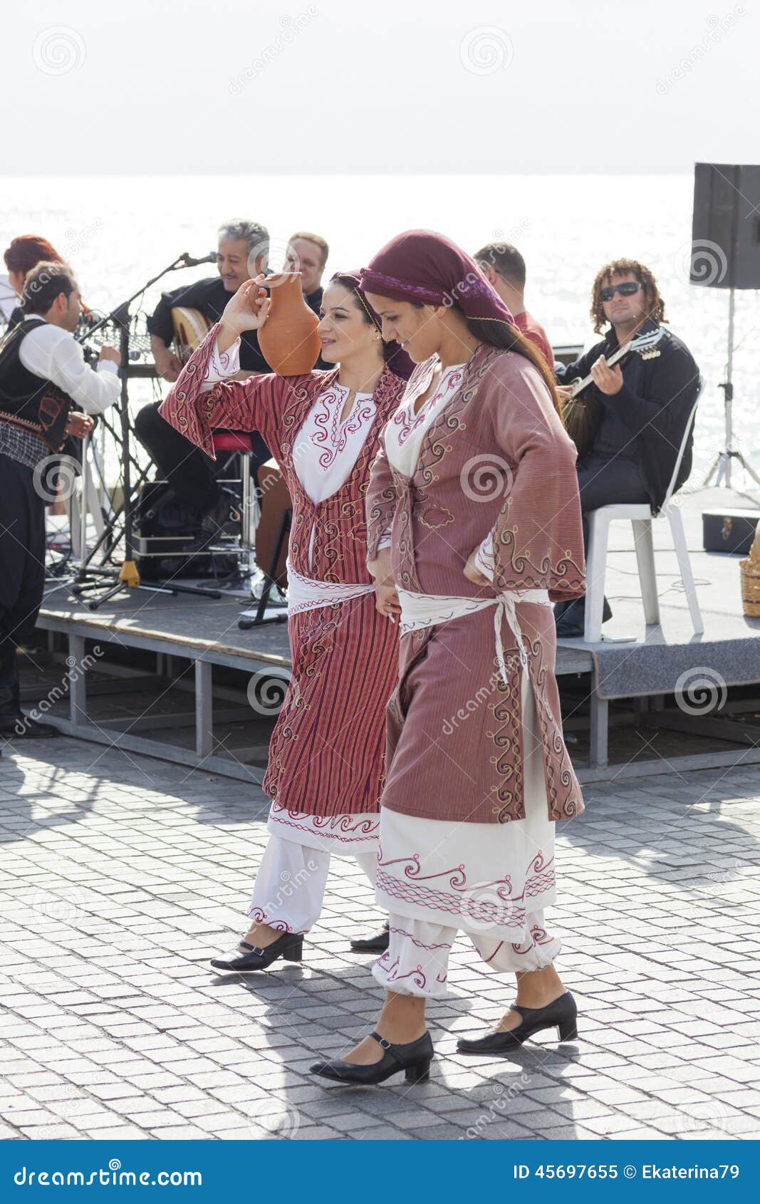 Mulheres Em Trajes Cipriotas Tradicionais Imagem Editorial