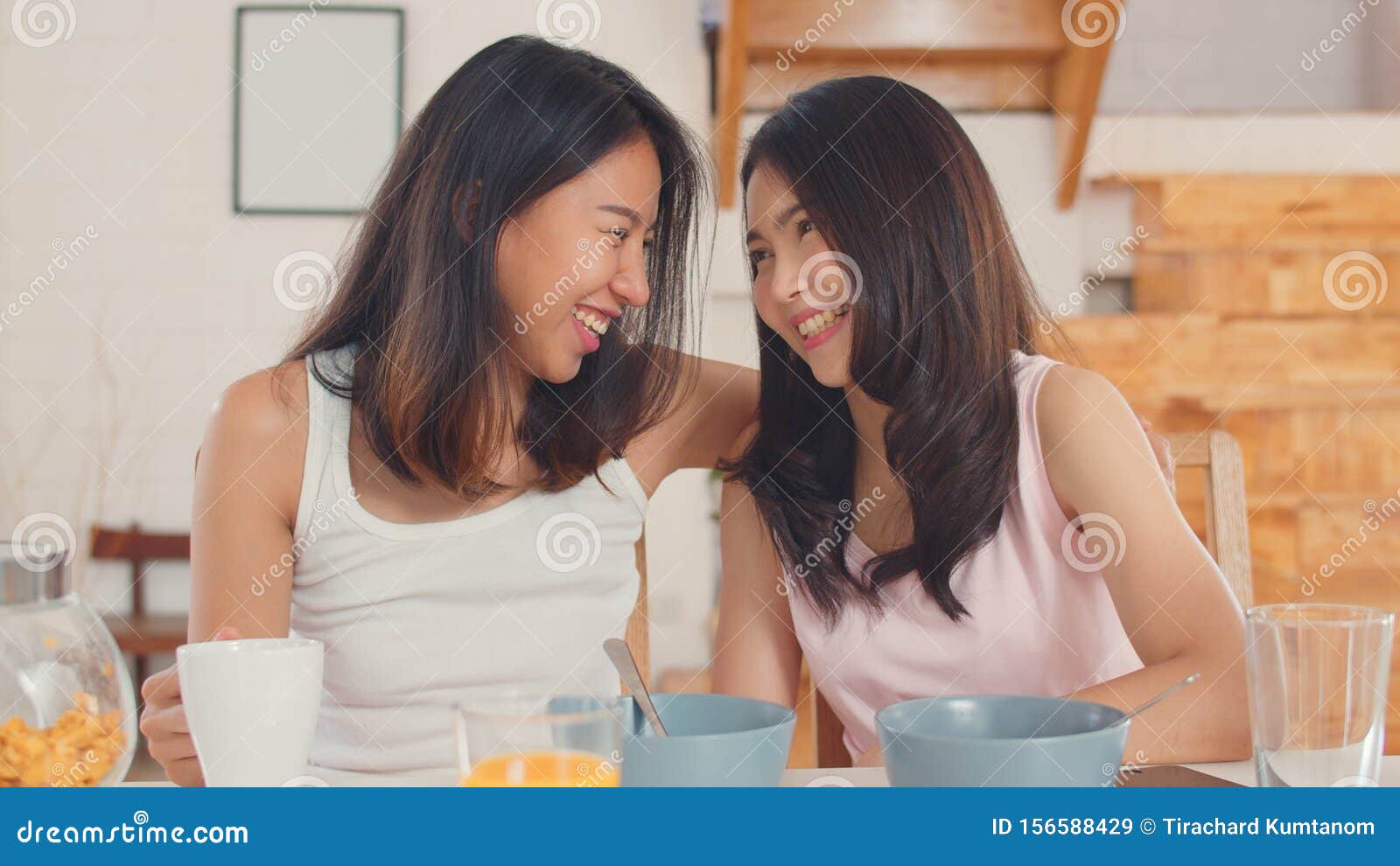 Mulheres Lgbtq Asiáticas Casadas Tomam Café Da Manhã Em Casa, Jovem Amante Da Ásia Fêmea Sentindo-se Feliz Suco De Bebida, Cereai Imagem de Stock foto