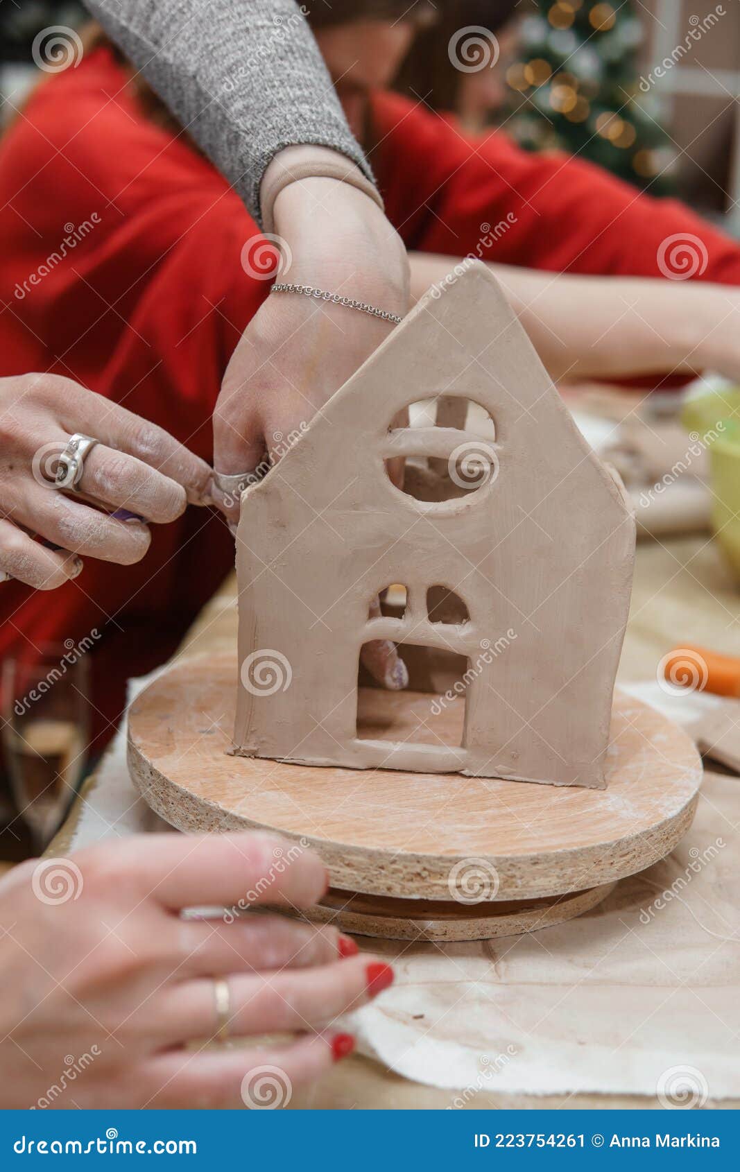 Mulheres Mãos Ajoelhadas Elementos De Desenho De Argila Do Produto.  Produção De Produtos Cerâmicos Na Classe Principal Em Imagem de Stock -  Imagem de tradicional, escultura: 223754261