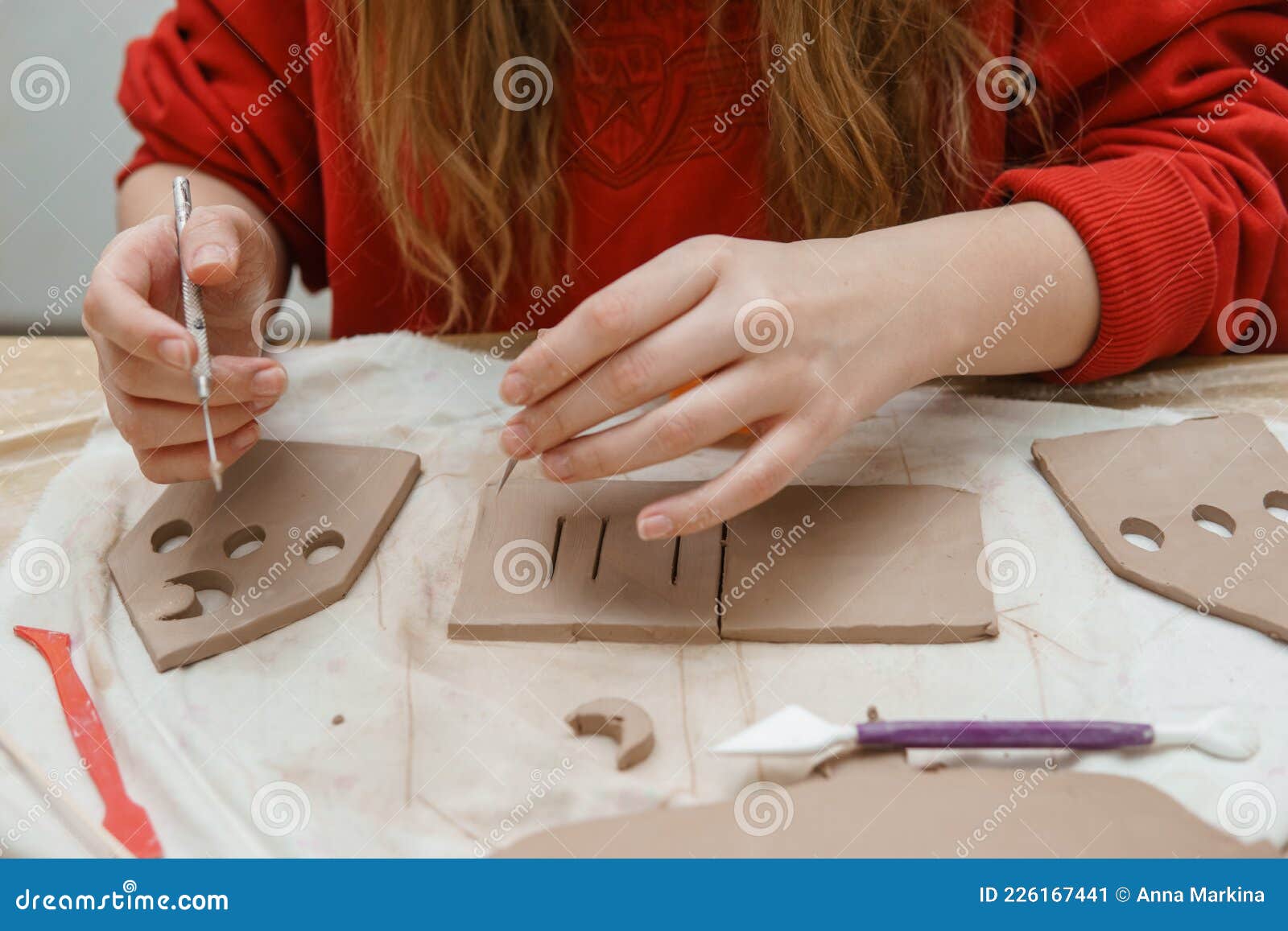 Mulheres Mãos Ajoelhadas Elementos De Desenho De Argila Do Produto.  Produção De Produtos Cerâmicos Na Classe Principal Em Imagem de Stock -  Imagem de classe, produto: 226167441