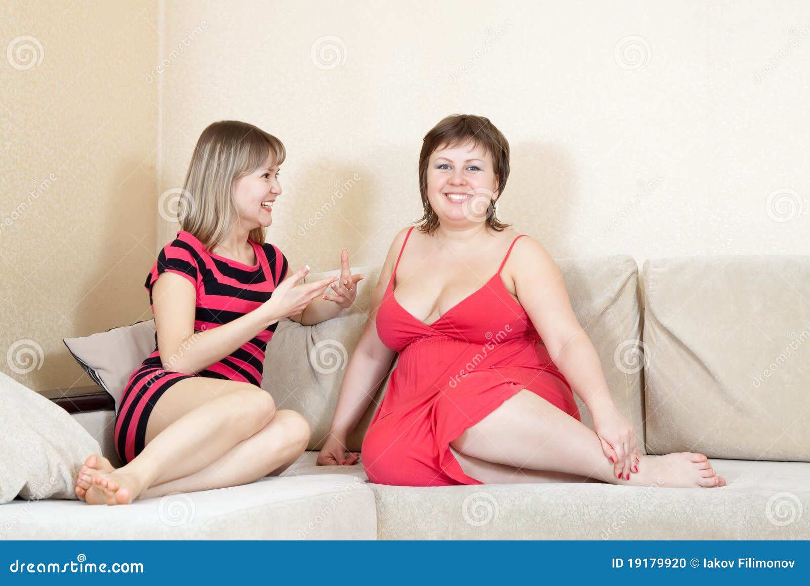 Русские тетки заставляют. Две девушки сидят на диване. Две женщины беседуют на диване. Две сестры на диване. Девочки сестренки на диване.