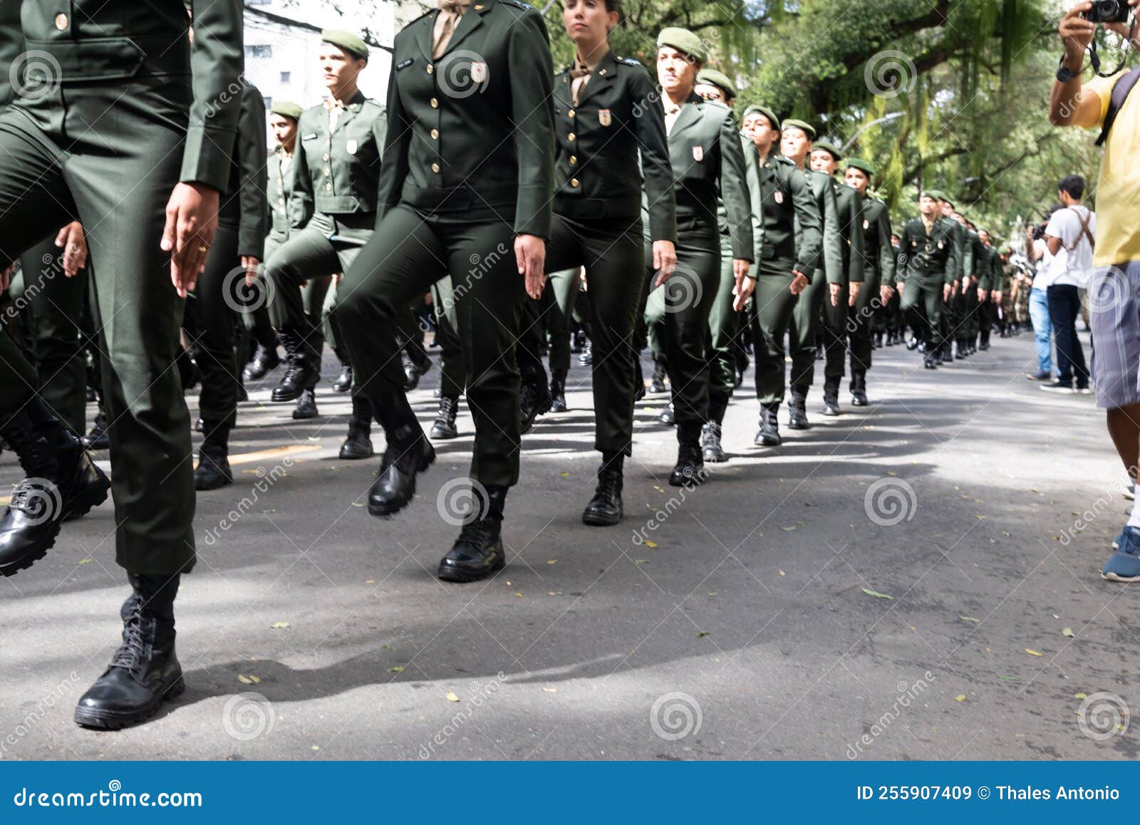 Mulheres-soldados Do Exército Brasileiro Desfilando No Dia Da