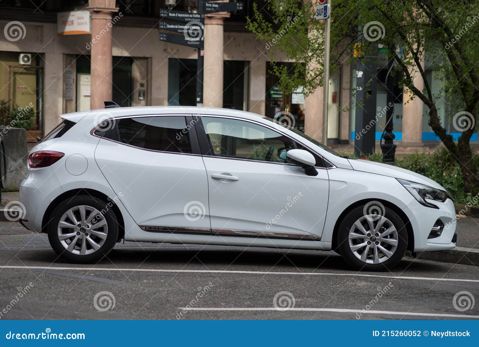 Mulhouse - France - 20 December 2021 - Profile view of blue Renault clio 2  parked on the road foto de Stock
