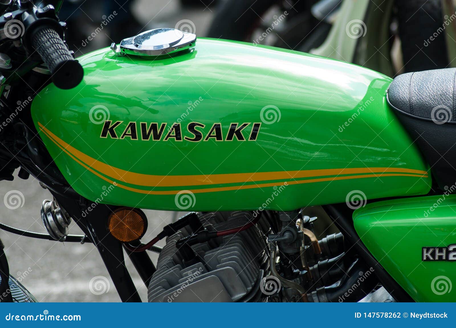 Væve Reproducere syg Closeup of Red Kawasaki Tank on Vintage Motorbike Parked in the Street  Editorial Photography - Image of motor, kawasaki: 147578262