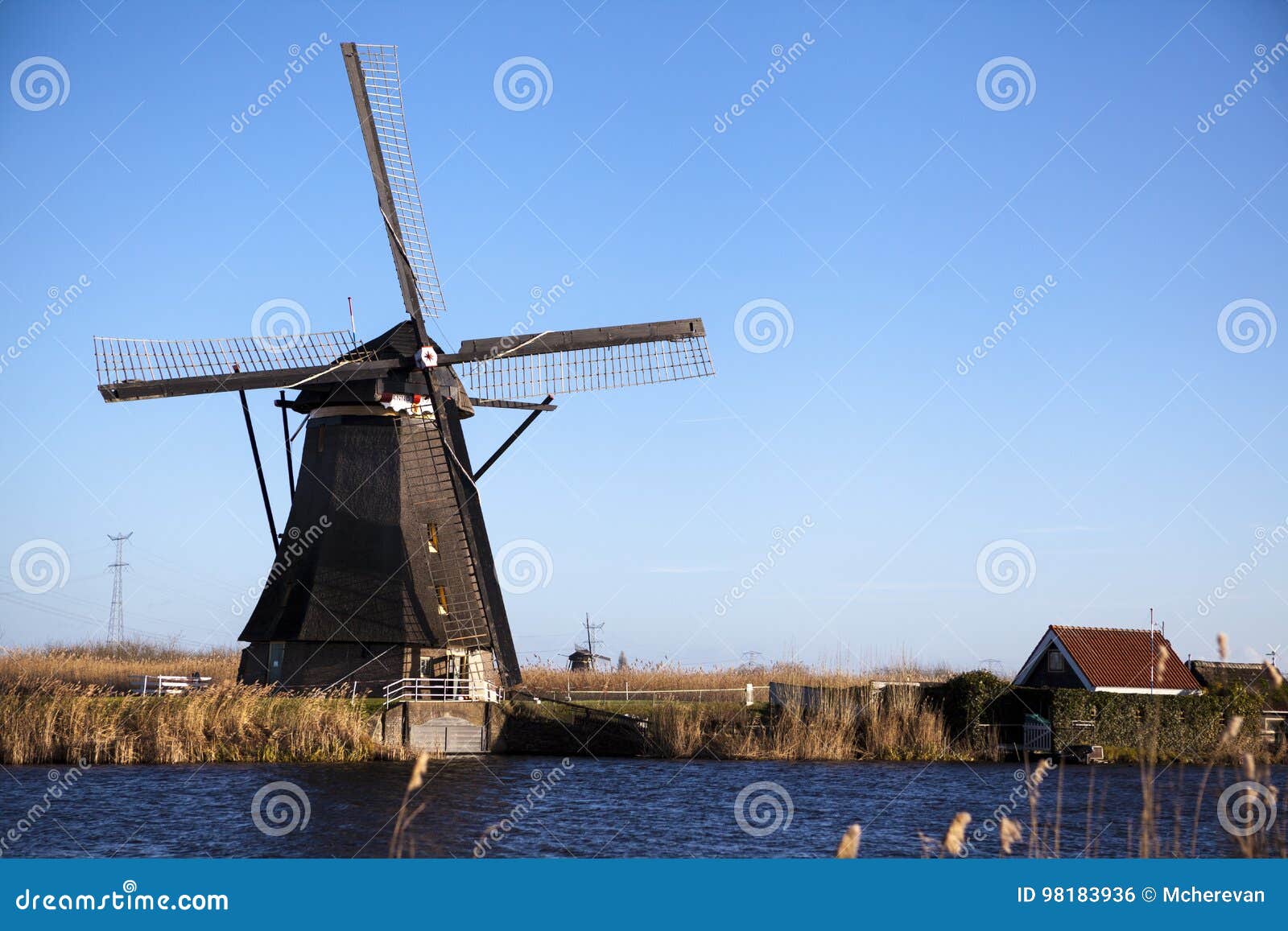 I vecchi mulini a vento olandesi, Olanda, estensioni rurali Mulini a vento, il simbolo dell'Olanda Mulino a vento dell'Olanda su un canale Vecchi gesso e farina del mulino