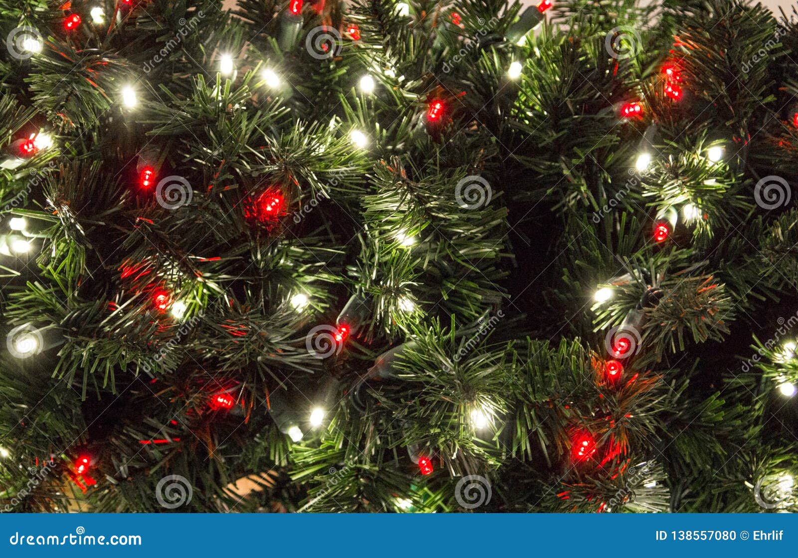 Hãy cùng thưởng thức một cây thông Noel đa màu sắc lung linh, đầy sắc màu và sự sống động. Cây thông đặc biệt này sẽ khiến cho không gian lễ hội của bạn thêm phần sinh động và ấn tượng.