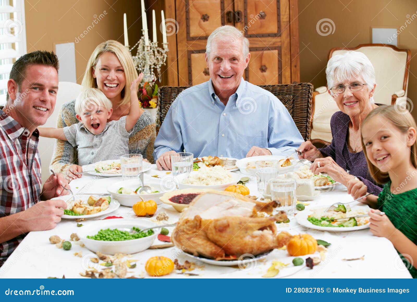 Multi Famiglia Della Generazione Che Celebra Ringraziamento Immagine ...