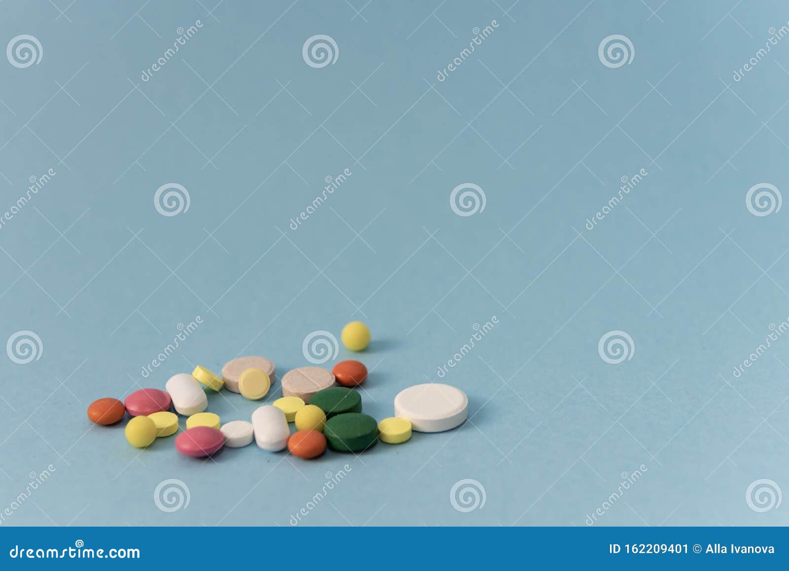 Multicolor Tabletten Auf Blauem Hintergrund Dicht Schmerzmittel,  Gesundheitsfürsorge, Behandlungspillen Und Konzept Des Drogenmis Stockbild  - Bild von tablette, kapsel: 162209401