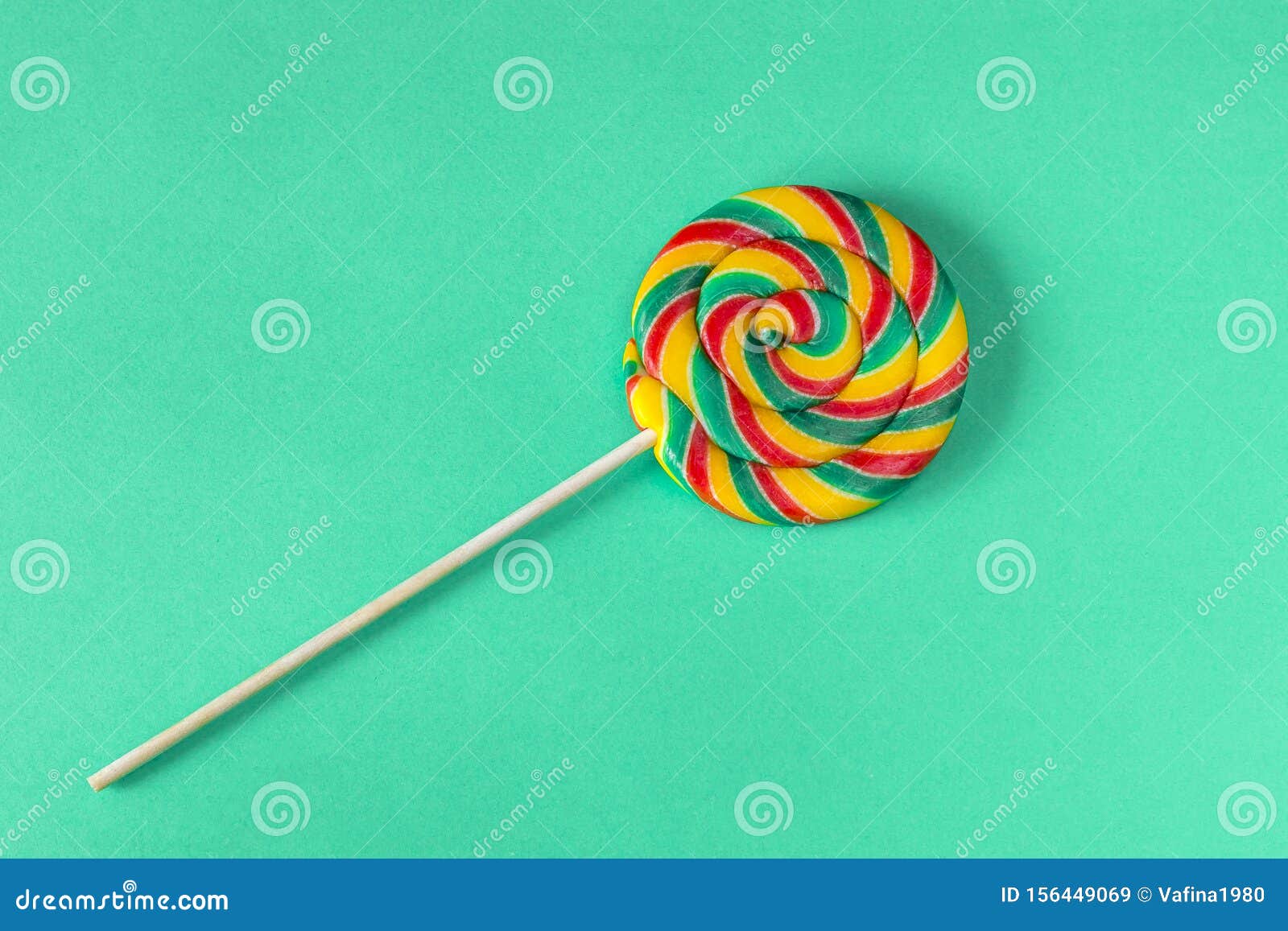 Multicolore Lollipop Swirl on Wooden Stick on a Green Background Stock ...