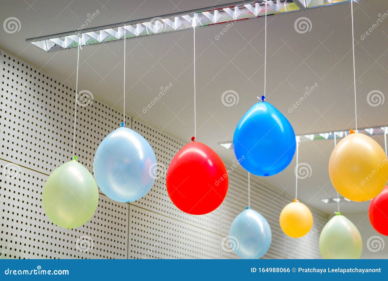https://thumbs.dreamstime.com/z/multicolored-balloons-hanging-room-ceiling-prepared-birthday-party-164988066.jpg