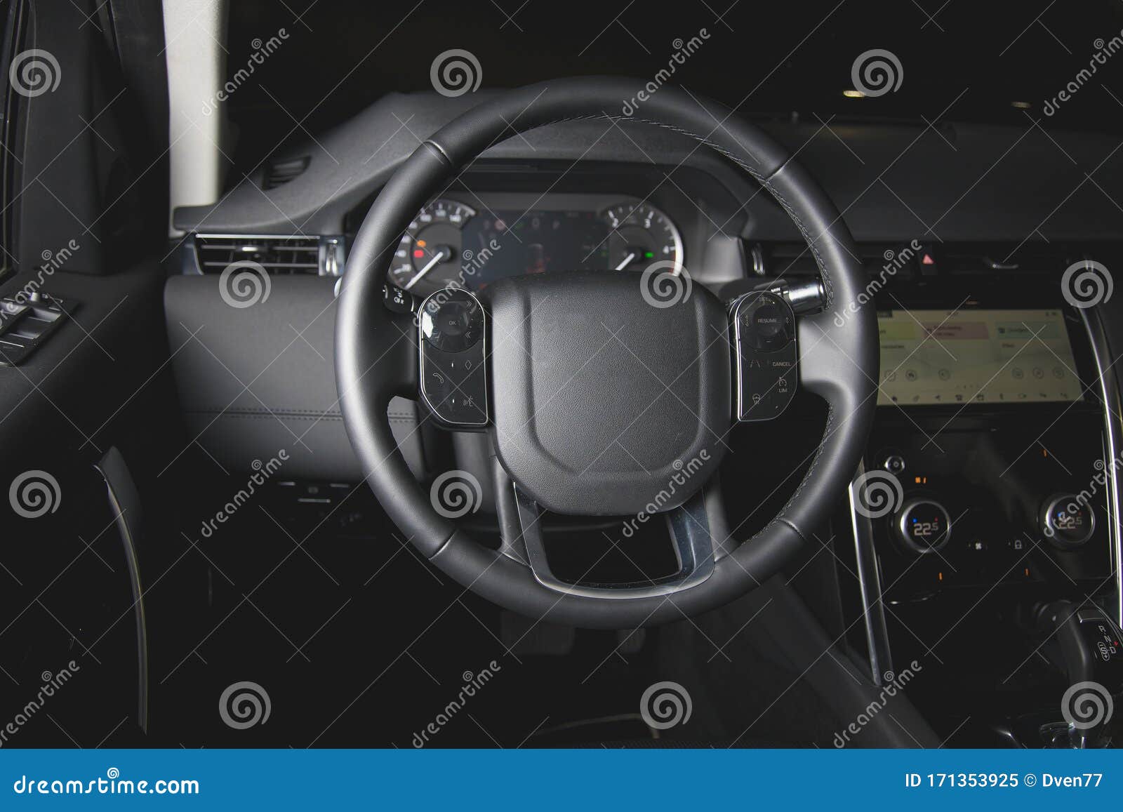 Multifunktional Lenkrad in Das Leder Auto, Das in Der Nacht Innen Ist  Stockbild - Bild von automobil, platte: 171353925