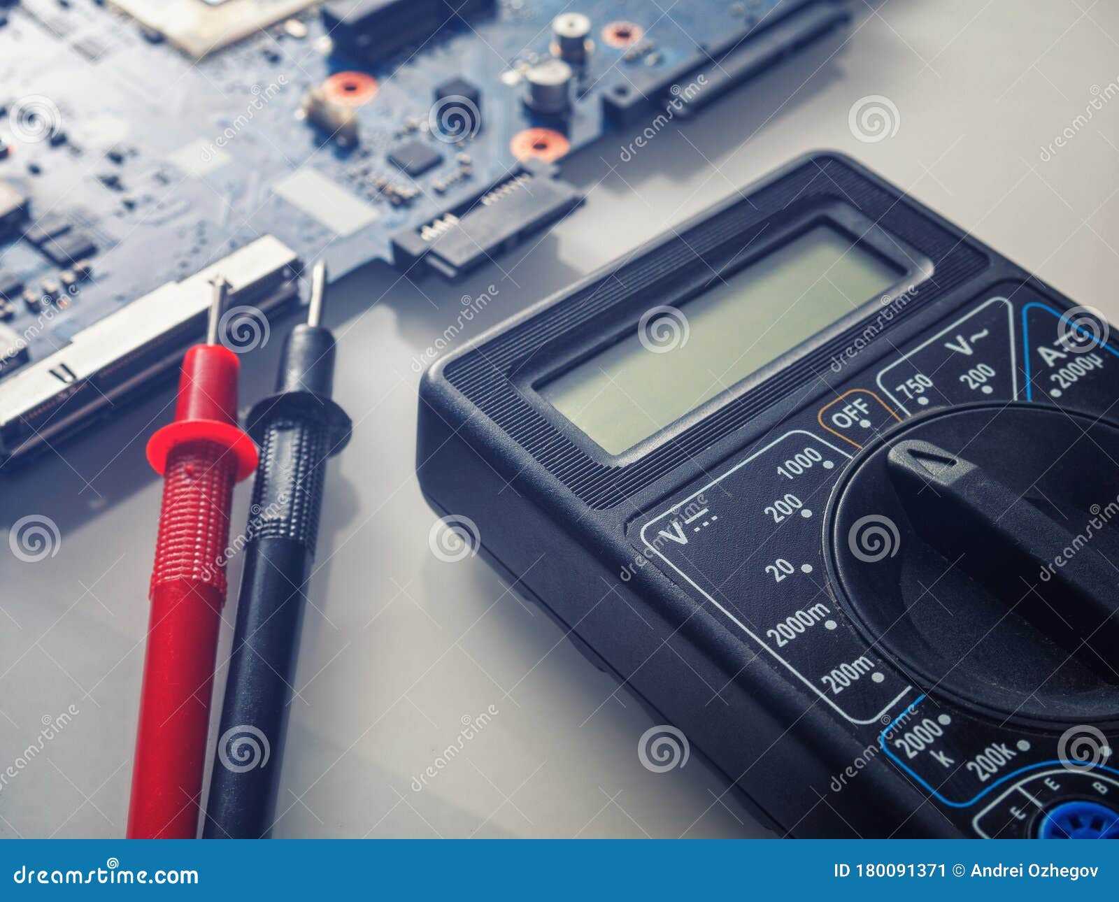 Multimeter Prufung Elektronische Karte Mit Digitalen Geraten Und Komponenten Fehlerbehebung Bei Elektronischen Geraten Computer Stockbild Bild Von Prufspitzen Diagnose 180091371