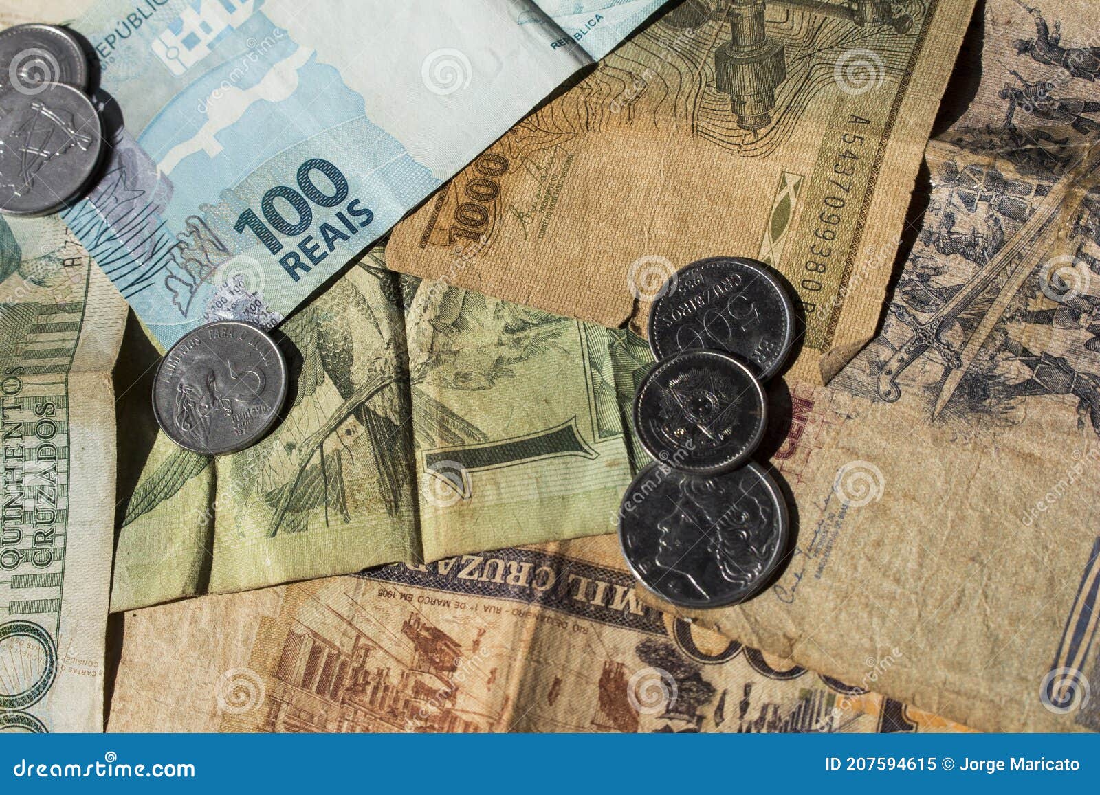 multiple brazilian coins and paper bills composing a numismatic representative scene. there are reais, cruzados and cruzeiros toge