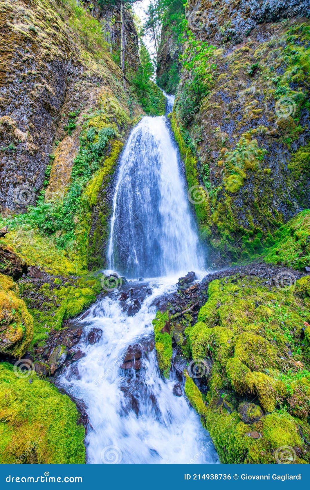 Multnomah Falls Waterfall in Summer, Columbia River Oregon