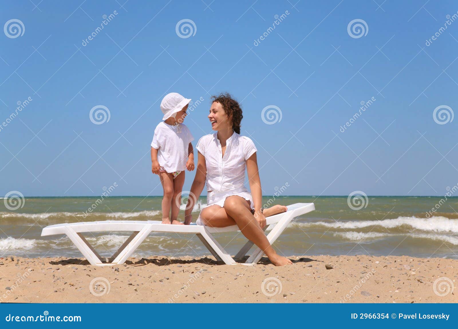 Мама после пляжа. Фото мамы с ребёнком на пляже фигура. Мама с младенцем на пляже после родов.