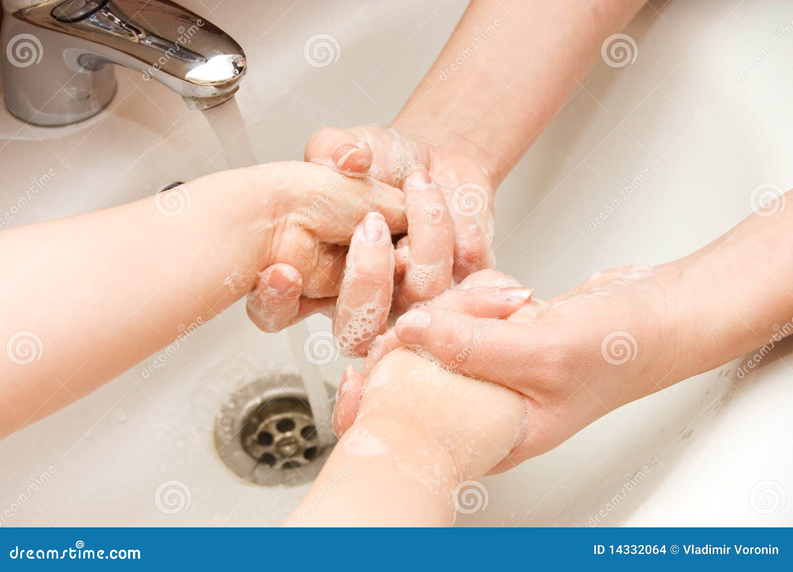 mum washes hands to the child